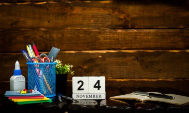 24 numarayla Kasım takvimi. Ofis arka planı kalem ve cetvel fotokopi alanı. Kahverengi ahşap zemin üzerinde güzel bir arkaplan planlayıcı takvimi, metin için boşluk.