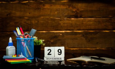 29 numarayla Kasım takvimi. Ofis arka planı kalem ve cetvel fotokopi alanı. Kahverengi ahşap zemin üzerinde güzel bir arkaplan planlayıcı takvimi, metin için boşluk.