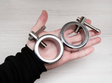 Yakın plan. Vidalı dambıllar için profesyonel metal kilitler. Göğüs presi için kilitler. Spor salonu için ekipman..