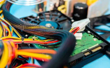 Üst Manzara. Winchester Sata, Bilgisayar Bağlantısı. Bilgisayar parçaları ya da yedek parçalar. Bilgisayar için kablolu elektronik aletler. Bilgisayar teknolojisi arkaplanı.