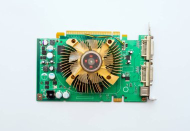 Üst Manzara. Rezistanslı bilgisayar panosu. Bilgisayar soğutma soğutucusu. Bilgisayar parçaları ya da yedek parçalar. Bilgisayar için kablolu elektronik aletler. Elektronik kablolarla bilgisayar teknolojisi arka planı.