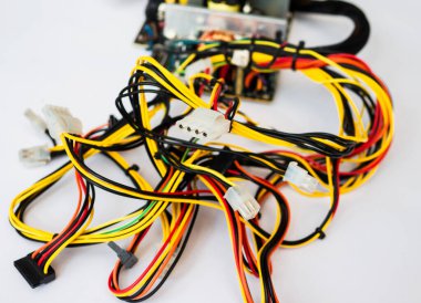 Beyaz arka planda beyaz bağlantıları olan çok renkli bilgisayar kabloları. Bağlayıcı, pim kablosu dolgusu