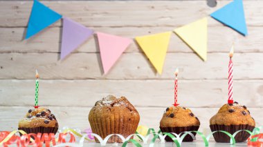 Mumlu doğum günü pastaları. Doğum günü geçmişi. Ahşap arka planda yıldönümü kartları.