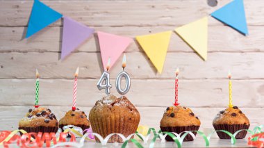 Mumlu doğum günü pastaları. 40 numarayla doğum günü geçmişi. Ahşap arka planda yıldönümü kartları.