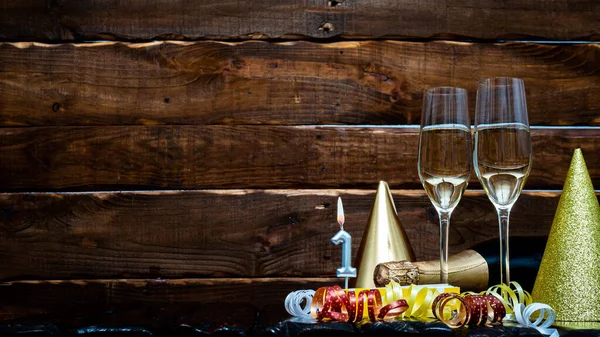 番号1で記念日のための厳粛な背景 シャンパンボトルとシャンパングラスで茶色の木製の背景に幸せな誕生日の背景 美しい休日の装飾コピースペース — ストック写真