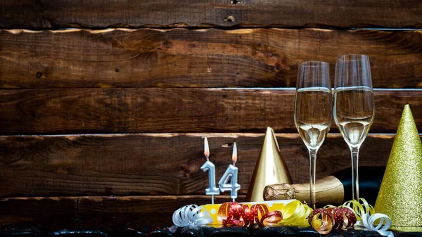 14番との記念日のための厳粛な背景 シャンパンボトルとシャンパングラスで茶色の木製の背景に幸せな誕生日の背景 美しい休日の装飾コピースペース — ストック写真