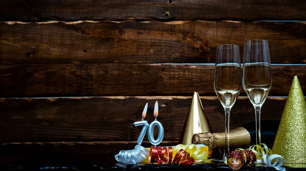 70番との記念日のための厳粛な背景 シャンパンボトルとシャンパングラスで茶色の木製の背景に幸せな誕生日の背景 美しい休日の装飾コピースペース — ストック写真