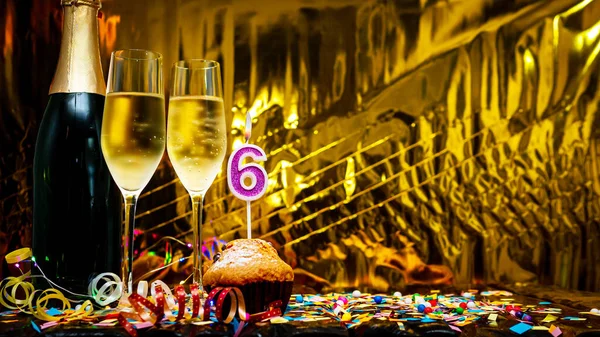 スペース厳粛な背景をコピーします 6番で幸せな誕生日の黄金の背景 シャンパンをグラスに注いだシャンパンのボトルとグリーティングカードやポストカード — ストック写真