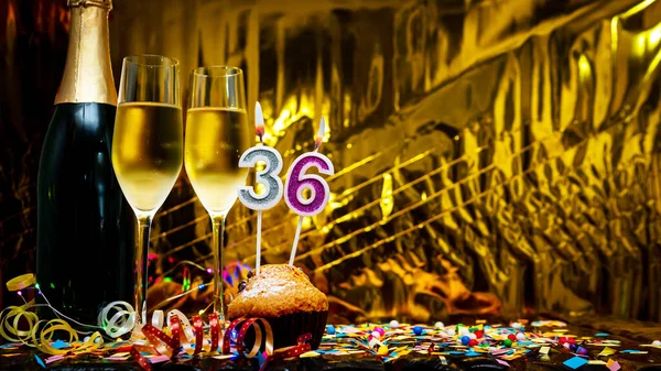 スペース厳粛な背景をコピーします 36番の誕生日おめでとう黄金の背景 シャンパンをグラスに注いだシャンパンのボトルとグリーティングカードやポストカード — ストック写真