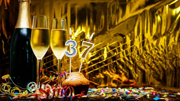 スペース厳粛な背景をコピーします 37番の誕生日おめでとうございます シャンパンをグラスに注いだシャンパンのボトルとグリーティングカードやポストカード — ストック写真