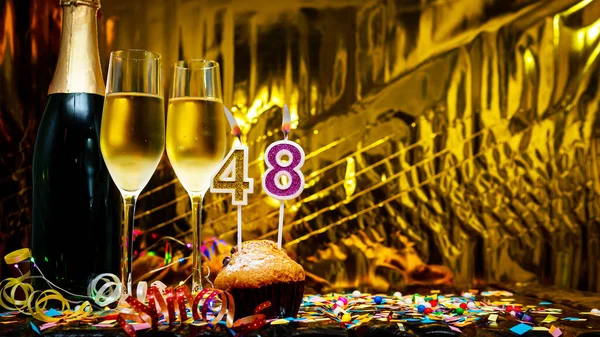 スペース厳粛な背景をコピーします 48番の誕生日おめでとう黄金の背景 シャンパンをグラスに注いだシャンパンのボトルとグリーティングカードやポストカード — ストック写真