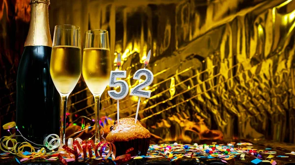 スペース厳粛な背景をコピーします 52番の誕生日おめでとうございます シャンパンをグラスに注いだシャンパンのボトルとグリーティングカードやポストカード — ストック写真