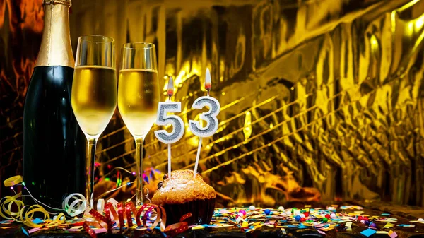 スペース厳粛な背景をコピーします 番号53で幸せな誕生日の黄金の背景 シャンパンをグラスに注いだシャンパンのボトルとグリーティングカードやポストカード — ストック写真