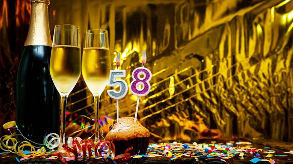 スペース厳粛な背景をコピーします 58番の誕生日おめでとう黄金の背景 シャンパンをグラスに注いだシャンパンのボトルとグリーティングカードやポストカード — ストック写真