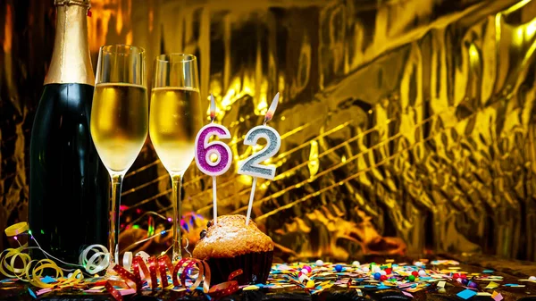 スペース厳粛な背景をコピーします 62番の誕生日おめでとう黄金の背景 シャンパンをグラスに注いだシャンパンのボトルとグリーティングカードやポストカード — ストック写真