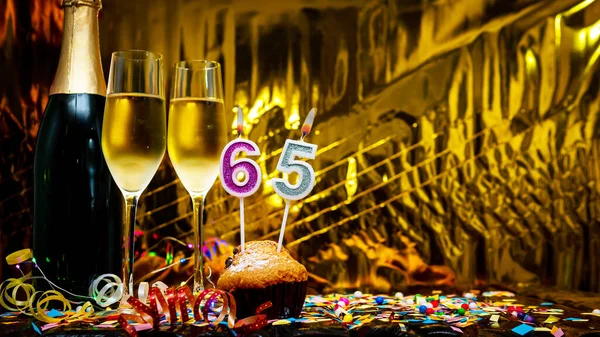 スペース厳粛な背景をコピーします 65歳の誕生日おめでとうございます シャンパンをグラスに注いだシャンパンのボトルとグリーティングカードやポストカード — ストック写真