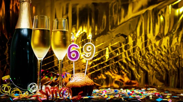 スペース厳粛な背景をコピーします 69番で幸せな誕生日の黄金の背景 シャンパンをグラスに注いだシャンパンのボトルとグリーティングカードやポストカード — ストック写真