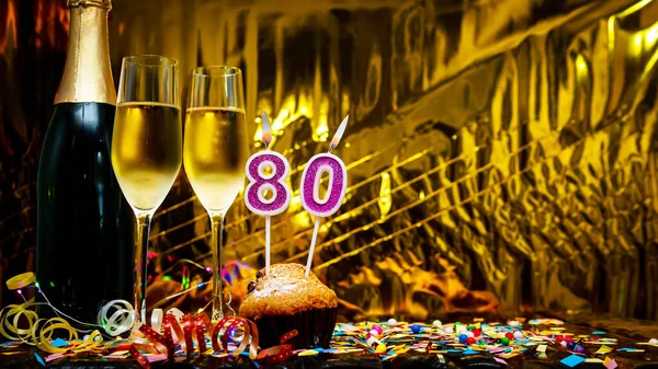 スペース厳粛な背景をコピーします 80番で幸せな誕生日の黄金の背景 シャンパンをグラスに注いだシャンパンのボトルとグリーティングカードやポストカード — ストック写真