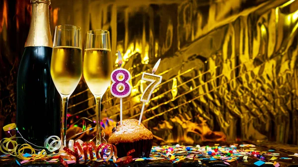 スペース厳粛な背景をコピーします 87番の誕生日おめでとうございます シャンパンをグラスに注いだシャンパンのボトルとグリーティングカードやポストカード — ストック写真
