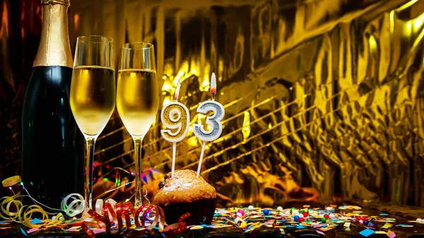 スペース厳粛な背景をコピーします 93番の誕生日おめでとうございます シャンパンをグラスに注いだシャンパンのボトルとグリーティングカードやポストカード — ストック写真