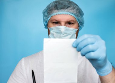 Doktor bir insanın hastalığının röntgenini analiz eder. Elinde ultrason olan, hastane üniformalı bir doktor. Hastanedeki tedavi konsepti.