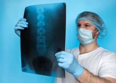 Doktor insan omurgasındaki hasarı analiz ediyor. Omurgalı doktor geldi. Omurgadaki osteokondroz tedavisinin teşhisi.