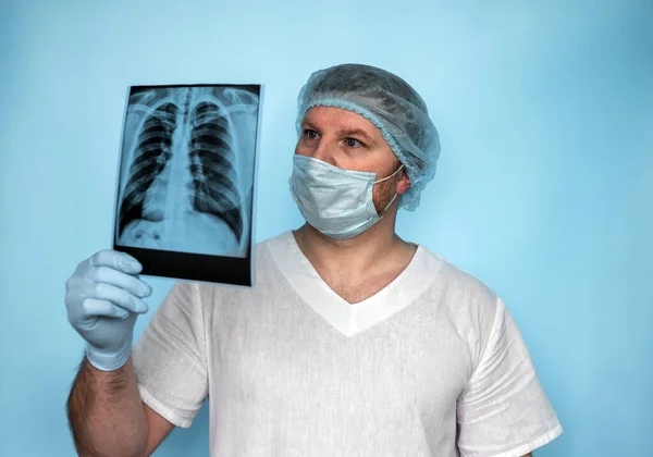 Tuberculosis Enfermedad Humana Cáncer Pulmón Radiógrafo Médico Examina Cuidadosamente Una — Foto de Stock