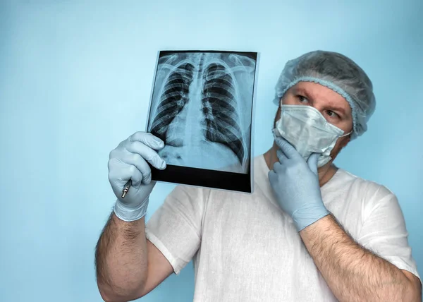 Tuberculosis Enfermedad Cáncer Pulmón Trabajador Médico Cuidadoso Analiza Radiografía Radiografo — Foto de Stock
