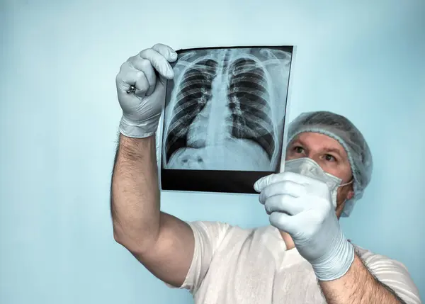 Tuberculosis Enfermedad Cáncer Pulmón Cirujano Trabajador Médico Analiza Una Radiografía —  Fotos de Stock