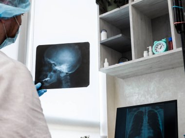 Ofiste bir nörolog beyin hastalığını inceliyor. Ofiste steteskopu olan bir doktor. Klinikte nöroloji uzmanı..