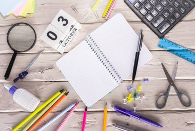 Ekim takvimi 3 numara ile. Uzay notunun kopyası. Boş not defterinin üst görüntüsü. İşaretli bir sayfada metin için boşluk, aksesuarlı kırtasiye arkaplanı.