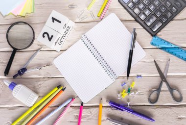 21 numarayla Ekim takvimi. Uzay notunun kopyası. Boş not defterinin üst görüntüsü. İşaretli bir sayfada metin için boşluk, aksesuarlı kırtasiye arkaplanı.