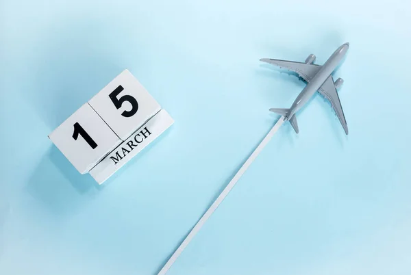 十五号三月历 带着飞行客机的日历的顶部视图 时间安排 旅行概念 复制空间 — 图库照片