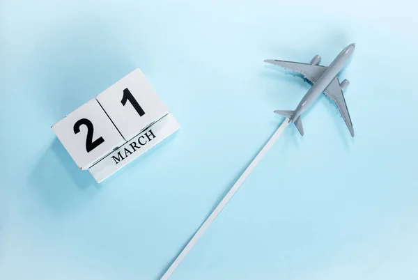 第21号三月历 带着飞行客机的日历的顶部视图 时间安排 旅行概念 复制空间 — 图库照片