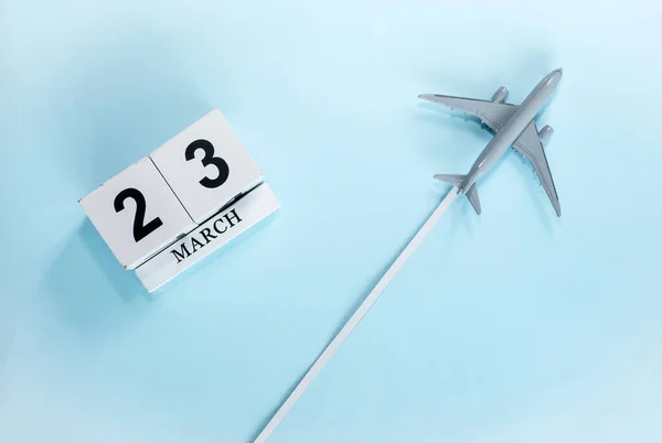 第23号三月历 带着飞行客机的日历的顶部视图 时间安排 旅行概念 复制空间 — 图库照片