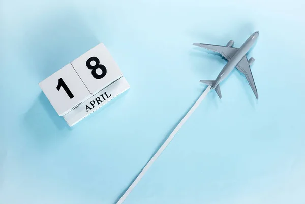 April Kalender Med Nummer Top Visning Kalender Med Flyvende Passagerfly - Stock-foto