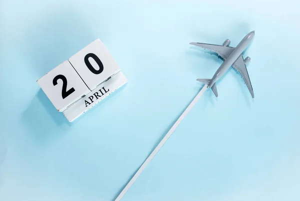 April Kalender Med Nummer Ovanifrån Kalender Med Ett Flygande Passagerarplan — Stockfoto