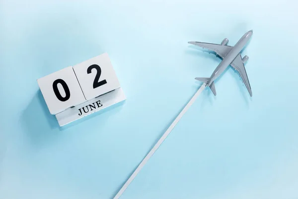 Juni Kalender Med Nummer Ovanifrån Kalender Med Ett Flygande Passagerarplan — Stockfoto