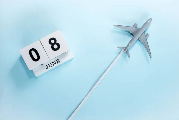 Juni Kalender Med Nummer Top Visning Kalender Med Flyvende Passagerfly - Stock-foto