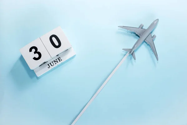 Juni Kalender Med Nummer Ovanifrån Kalender Med Ett Flygande Passagerarplan — Stockfoto