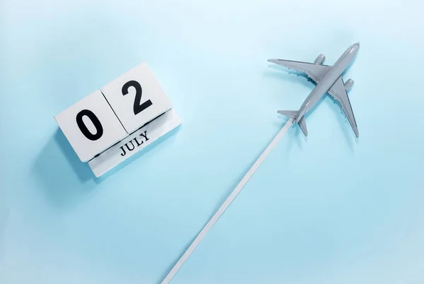 Juli Kalender Med Nummer Ovanifrån Kalender Med Ett Flygande Passagerarplan — Stockfoto