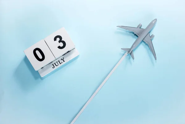 7月3号的日历带着飞行客机的日历的顶部视图 时间安排 旅行概念 复制空间 — 图库照片