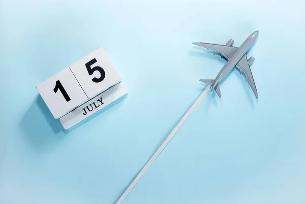 七月十五号的日历带着飞行客机的日历的顶部视图 时间安排 旅行概念 复制空间 — 图库照片