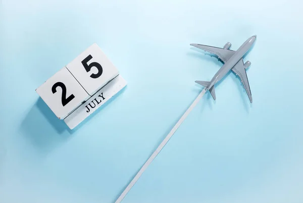 Juli Kalender Med Nummer Ovanifrån Kalender Med Ett Flygande Passagerarplan — Stockfoto