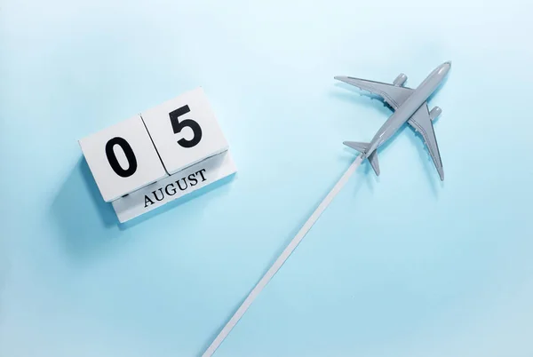 Augusti Kalender Med Nummer Ovanifrån Kalender Med Ett Flygande Passagerarplan — Stockfoto