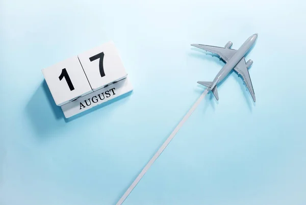 Numaralı Ağustos Takvimi Uçan Yolcu Uçağı Olan Bir Takvimin Üst — Stok fotoğraf
