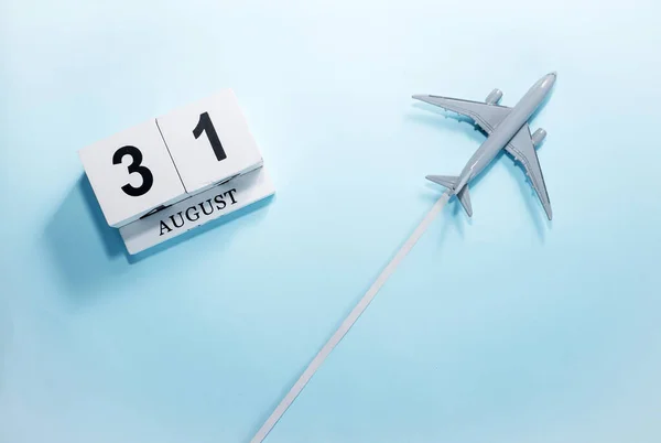 Augusti Kalender Med Nummer Ovanifrån Kalender Med Ett Flygande Passagerarplan — Stockfoto