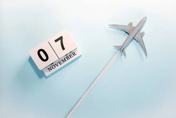 November Kalender Med Nummer Ovanifrån Kalender Med Ett Flygande Passagerarplan — Stockfoto