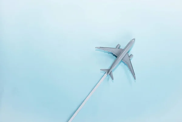 Flygplansmodell Flygning Blå Bakgrundskopia Utrymme Resebegrepp — Stockfoto
