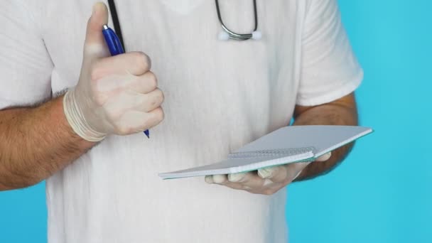 Medico Scrive Diario Con Una Penna Sfondo Blu Dottore Uniforme — Video Stock